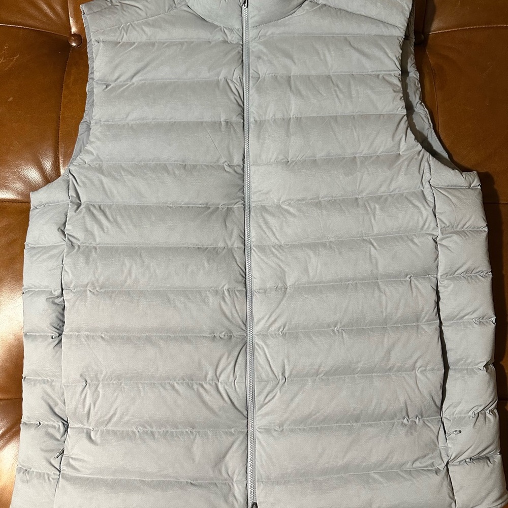 Lululemon Mens Navigation Down Vest XL Silver